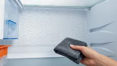 Jak se zbavit námrazy v ledničce: účinné metody s ručníkem a prevence